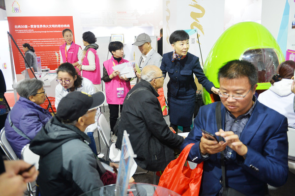 市民在声望听力服务机构展位学习有关听力知识。 市民在声望听力服务机构展位学习有关听力知识。